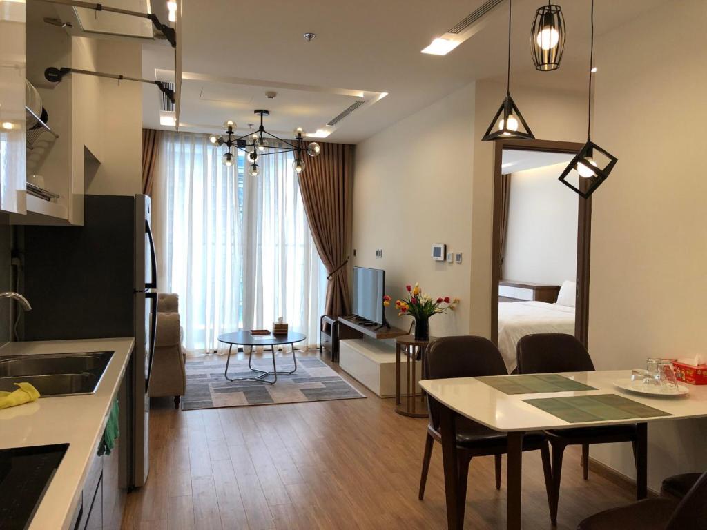 eine Küche und ein Wohnzimmer mit einem Esszimmer in der Unterkunft Vinhomes Metropolis 1Br Mai-homestay in Hanoi