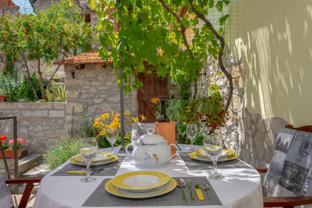 Zahrada ubytování Mediterranean terrace apartment with Bikes & SUP