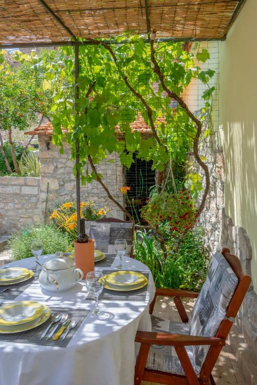 Zahrada ubytování Mediterranean terrace apartment with Bikes & SUP