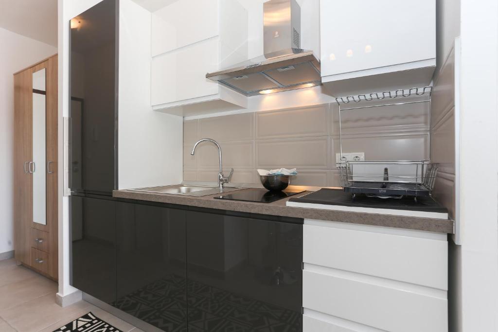 Kuchyňa alebo kuchynka v ubytovaní Modern apartments with sea view 150 meters to beach