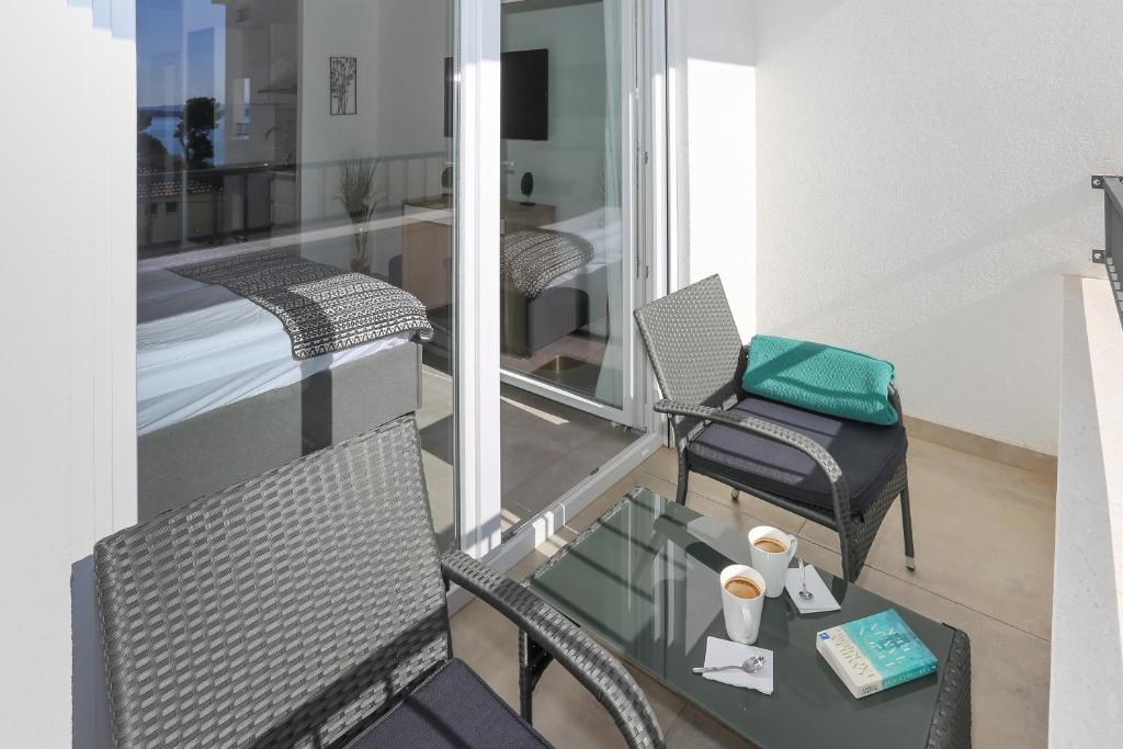Posedenie v ubytovaní Modern apartments with sea view 150 meters to beach