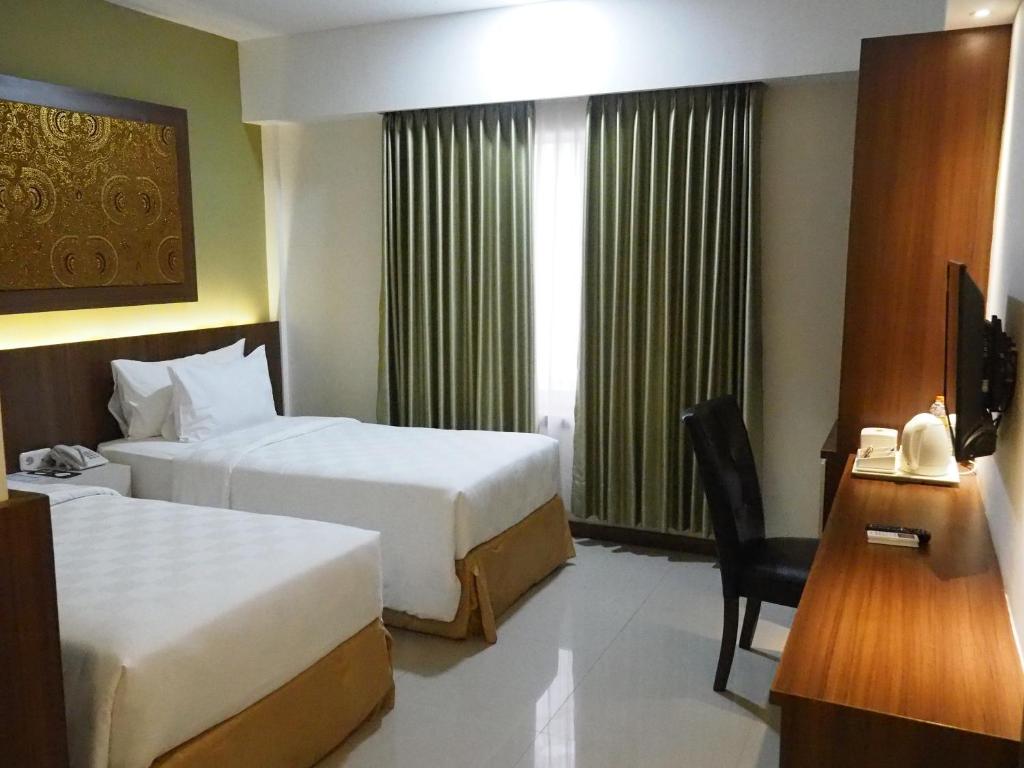 Postel nebo postele na pokoji v ubytování Luminor Hotel Banyuwangi By WH