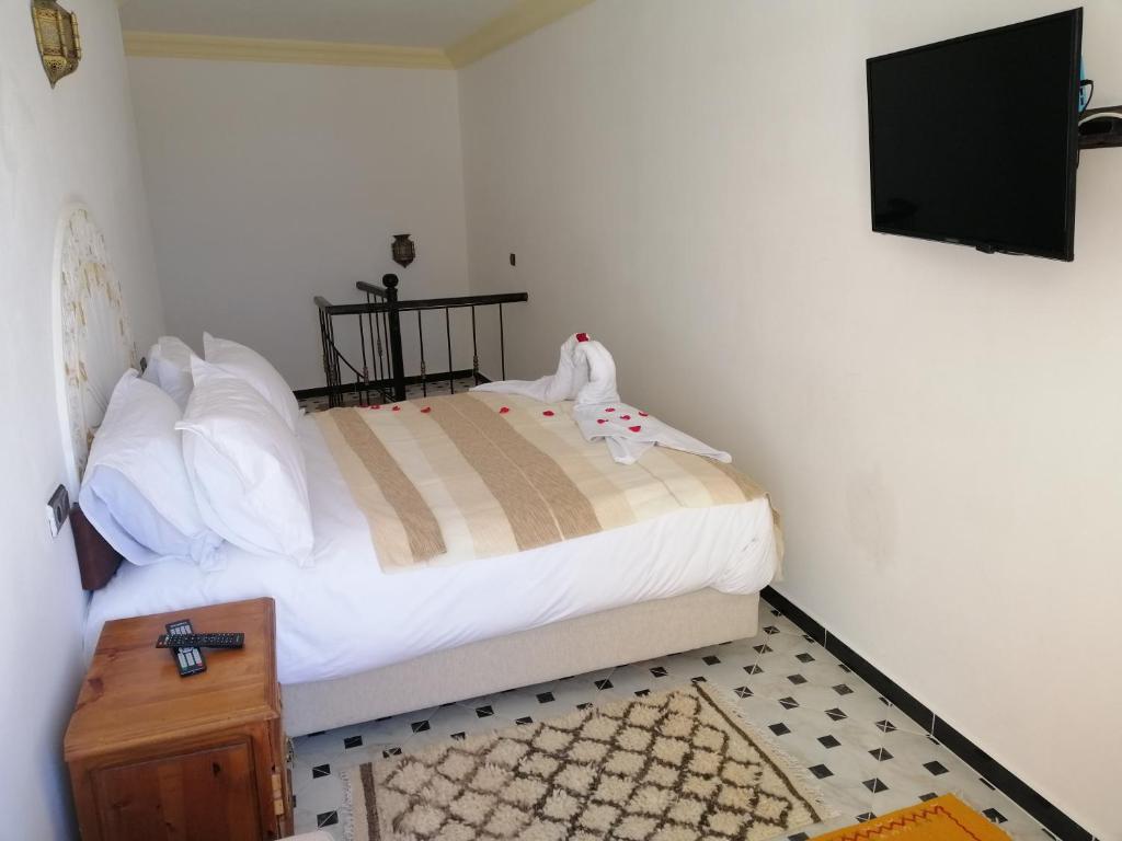 Postel nebo postele na pokoji v ubytování Riad Zawia
