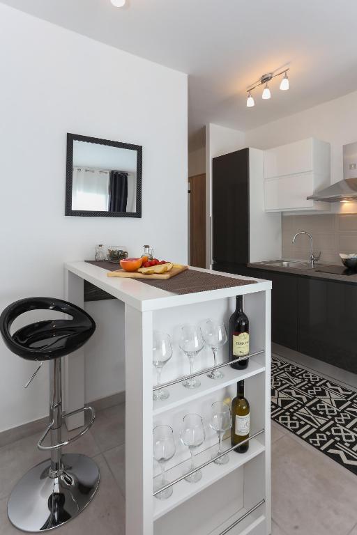 Kuchyňa alebo kuchynka v ubytovaní Modern apartments with sea view 150 meters to beach