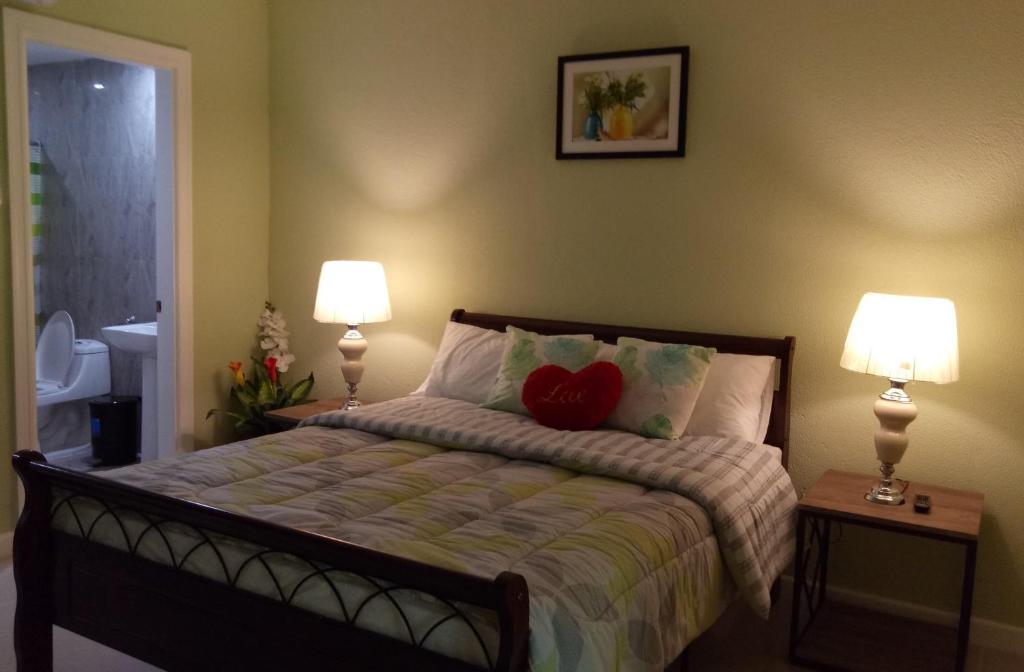 Postel nebo postele na pokoji v ubytování Coco Cabana Apartelle