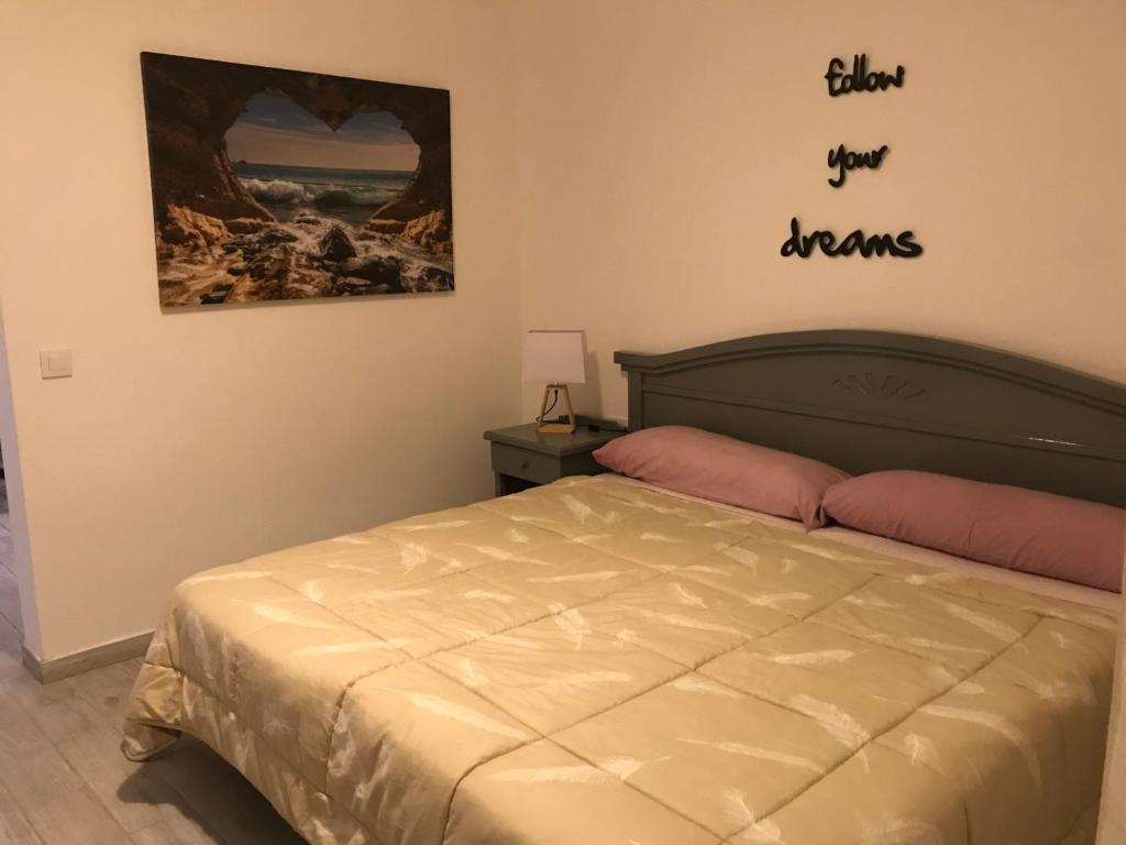 モロ・デル・ハブレにあるMaxorata City Center Fuerteventuraのベッドルーム1室(ベッド1台付)が備わります。壁に絵が飾られています。