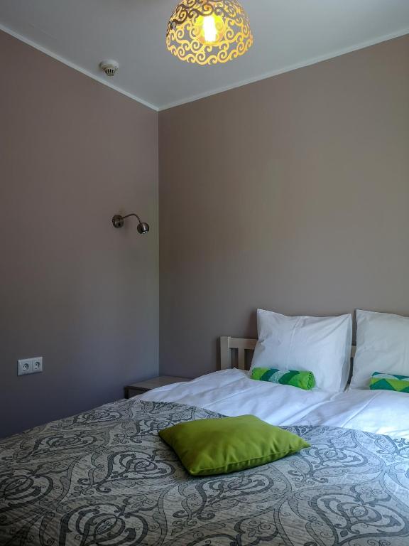 Postel nebo postele na pokoji v ubytování Villa Kadriorg Hostel