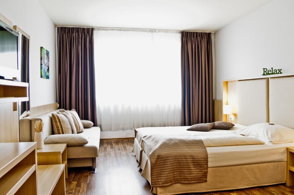 Postel nebo postele na pokoji v ubytování QU Hotel Augsburg
