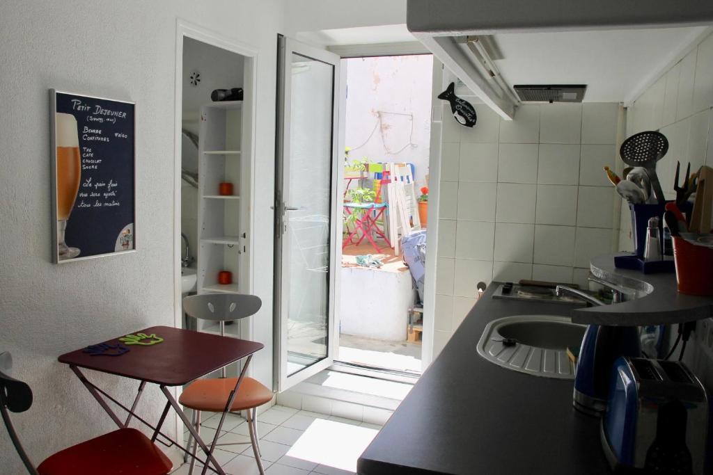 Kuchyň nebo kuchyňský kout v ubytování Au Petit chez Soi