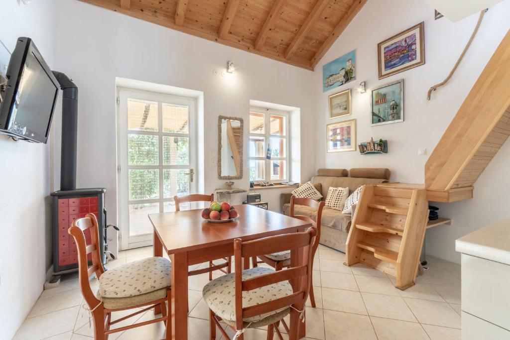 TV a/nebo společenská místnost v ubytování Holiday Home Kuća Sunca