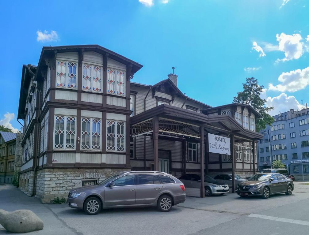 uma casa com um carro estacionado em frente em Villa Kadriorg Hostel em Talin