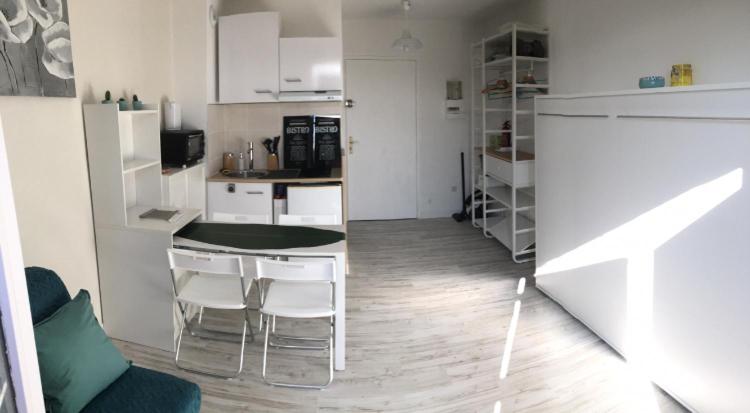 a kitchen with a table and chairs in a room at Studio rénové balcon ensoleillé et calme in La Londe-les-Maures