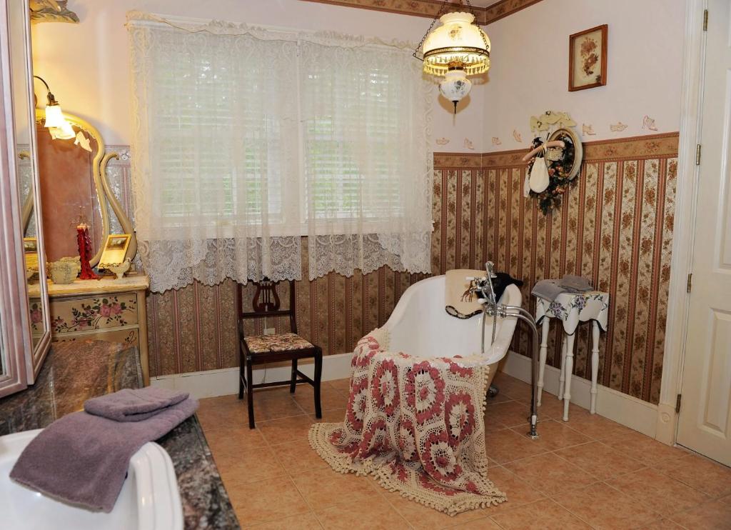 A Walk in the Woods Bed and Breakfast - Suite Royale