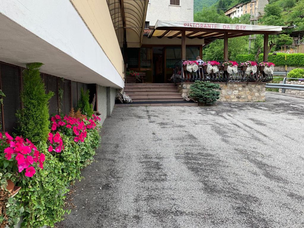 a building with flowers on the side of it at Ristorante - Locanda "Da Gek" in Castana