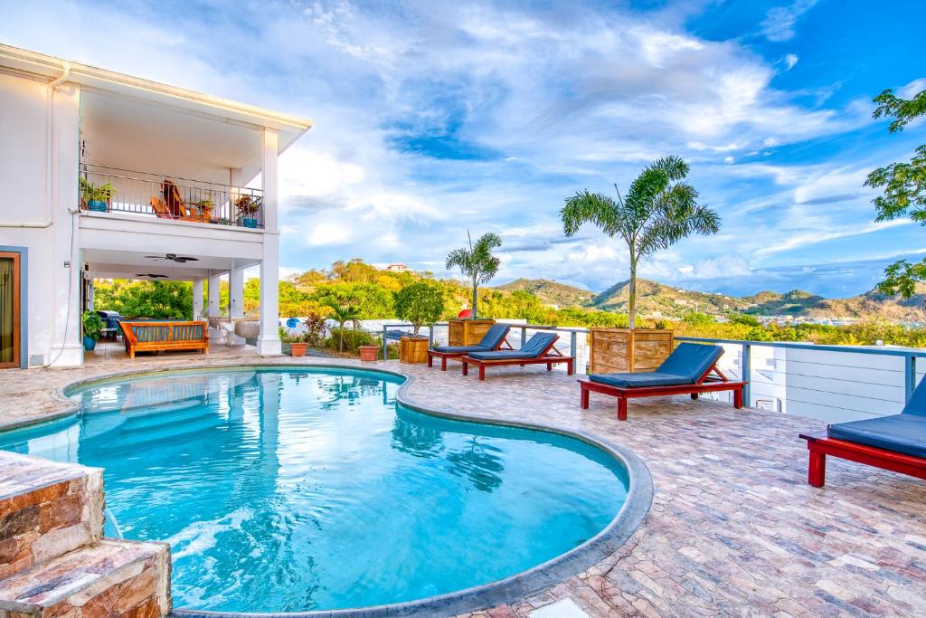 una imagen de una piscina en una casa en Casa Soma en San Juan del Sur