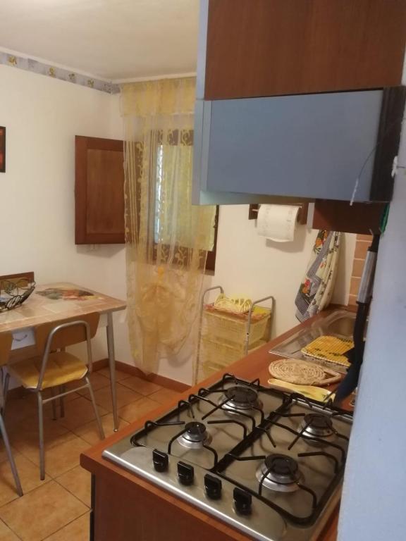 Kuchyň nebo kuchyňský kout v ubytování Casa- Vacanza Giro' - C2A6PEU3OW