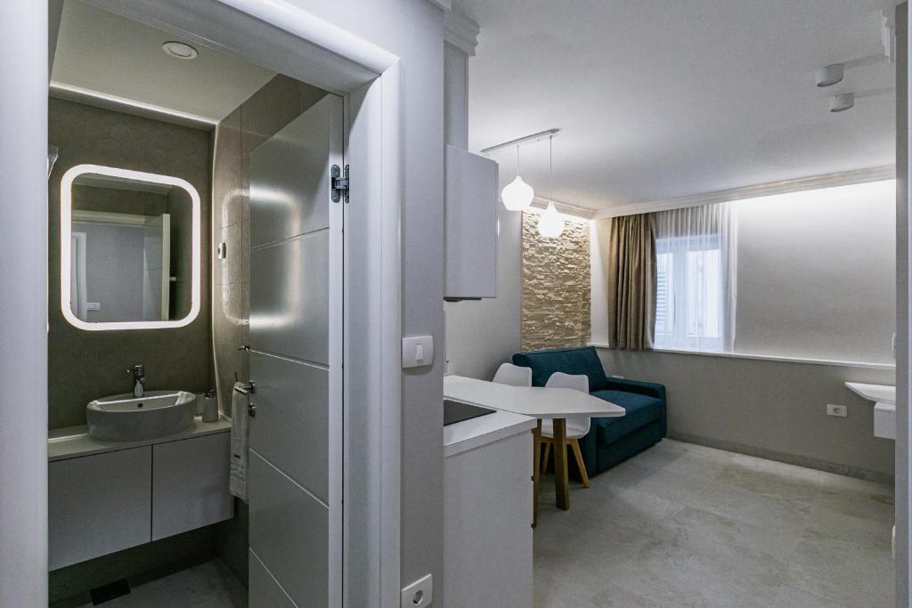 La salle de bains est pourvue d'un lavabo et d'un miroir. dans l'établissement AnvaDe Piran, à Piran