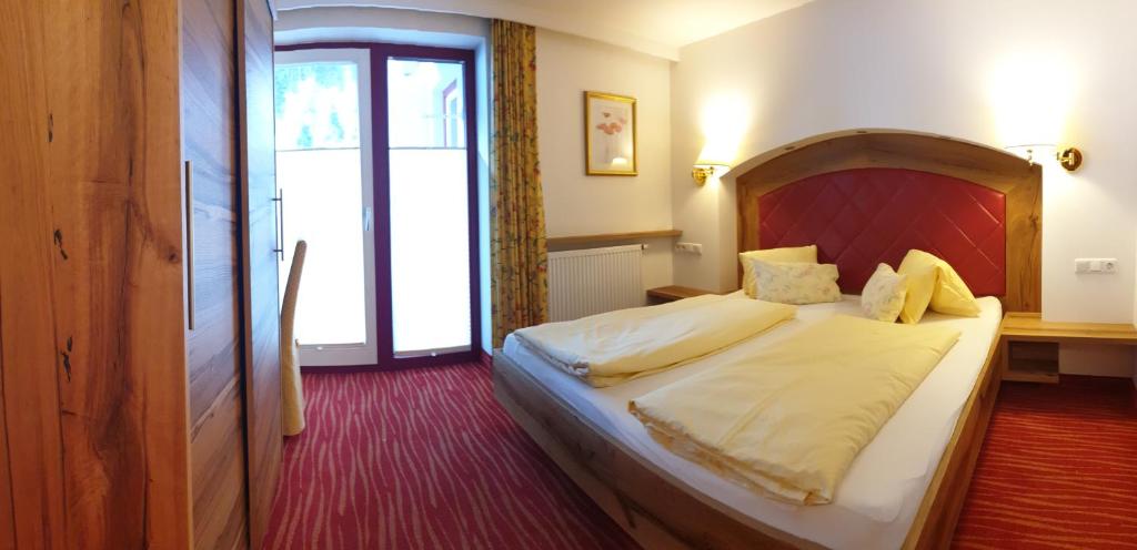 Postel nebo postele na pokoji v ubytování alpenrose hotel-garni