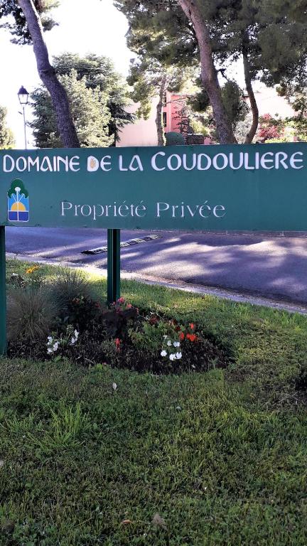 Domaine de La Coudouliere, Vue Mer, Plage, Piscine et Parc外面的花园