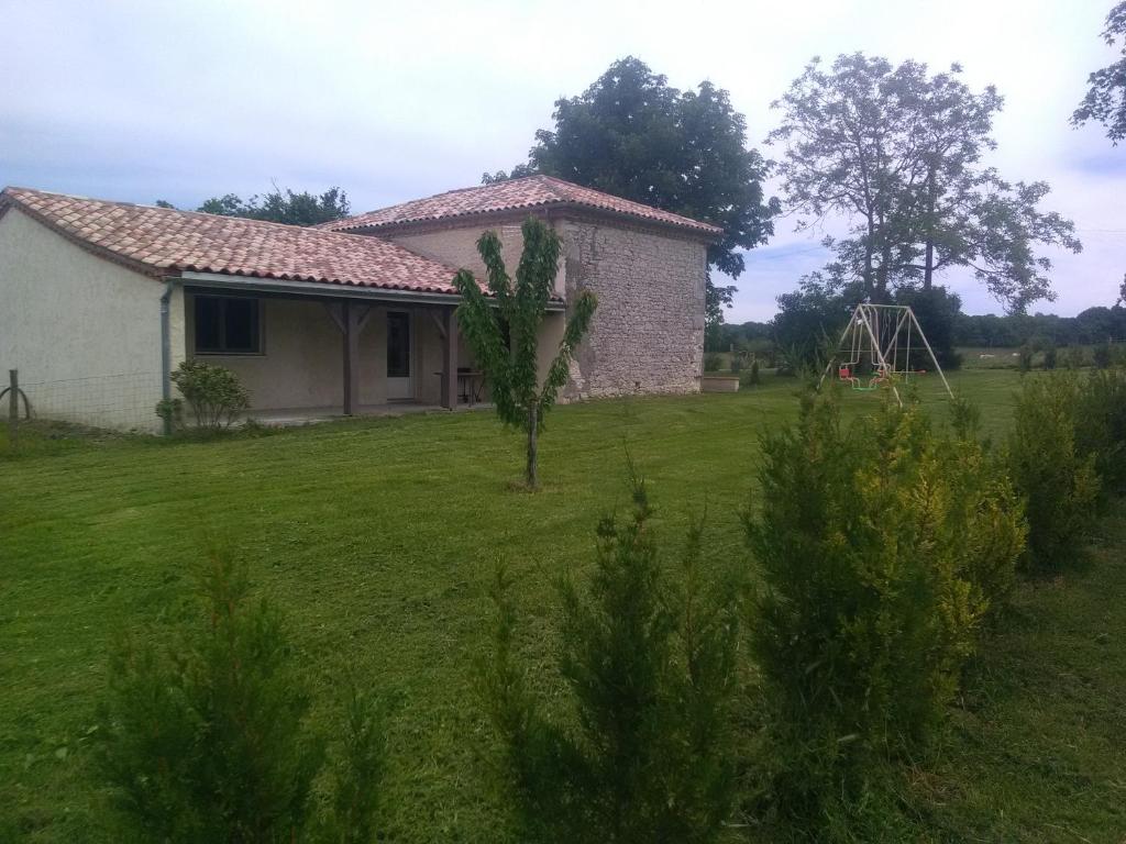 a house in the middle of a yard at gite de Jade in Montaigu-de-Quercy