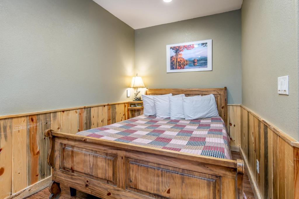 Stonebrook Resort - Adult Only - Riverfront Cottage With Hot Tub