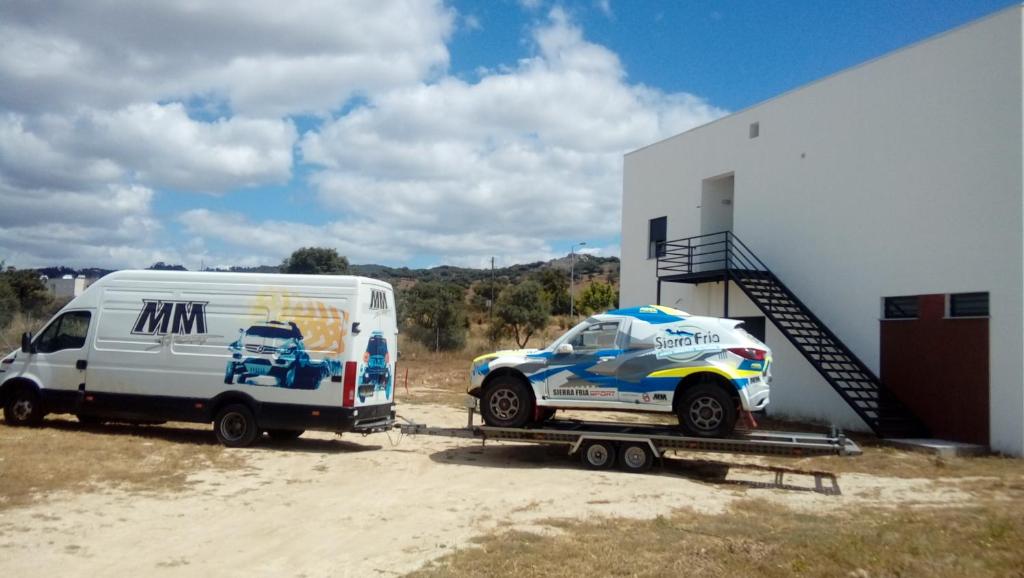 a car on a trailer next to a white van at RM newhost 2015 / CasaDoChico in Portalegre