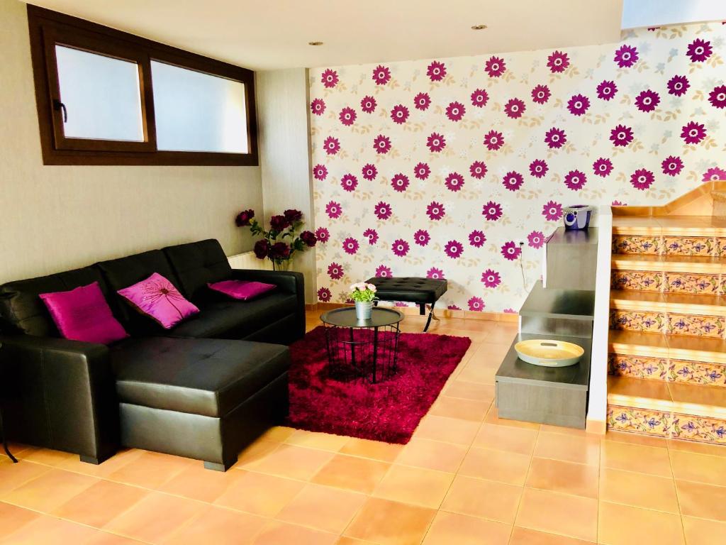 sala de estar con sofá negro y alfombra roja en CASA A GUARDA, en A Guarda