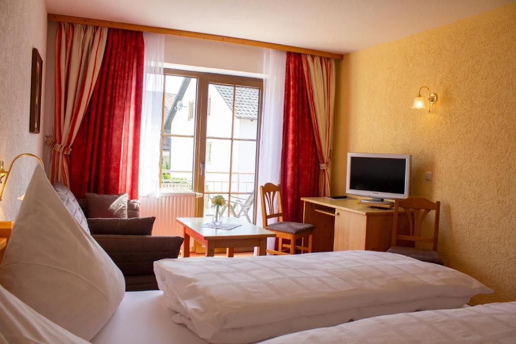 TV a/nebo společenská místnost v ubytování Hotel Pension Fleischmann