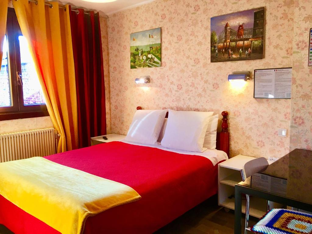 sypialnia z dużym łóżkiem i czerwonym kocem w obiekcie Hotel Paris Star w mieście Villejuif