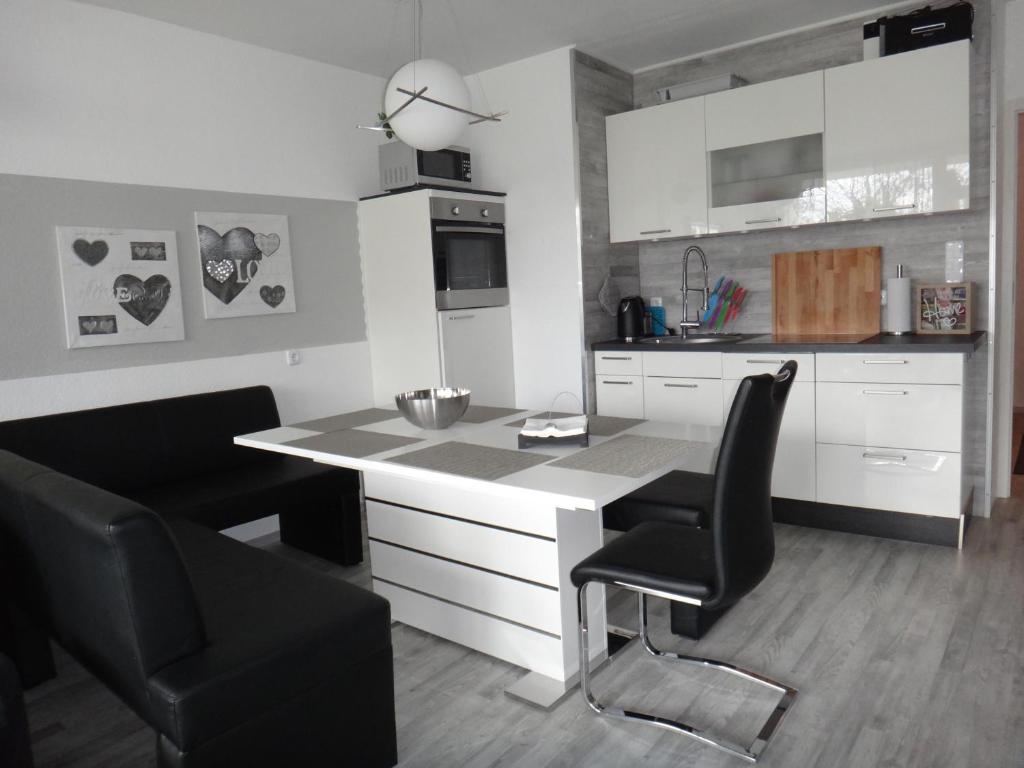 eine Küche mit einem Tisch und Stühlen im Zimmer in der Unterkunft Hahnenklee Ferienpark 6-244 in Goslar