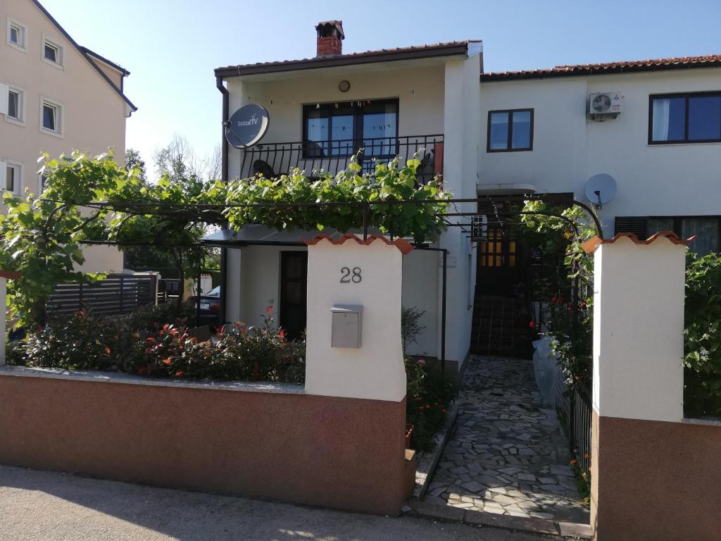 een huis met een nummer erop bij family apartman luka in Rovinj