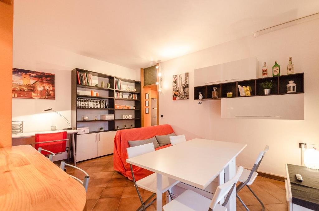 a living room with a white table and chairs at Hp House, Garage e parcheggio privato, Wifi in Calderara di Reno