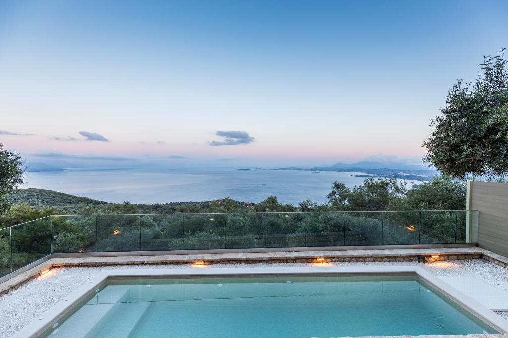 una piscina in una casa con vista di Bolla D'Oro Luxury Villas a Spartýlas