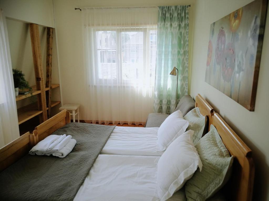 En eller flere senger på et rom på Guest house ''8 Smilgos''