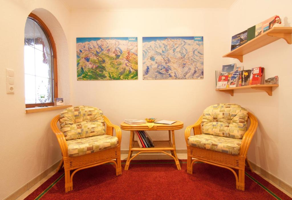 A seating area at Haus Rosmarie