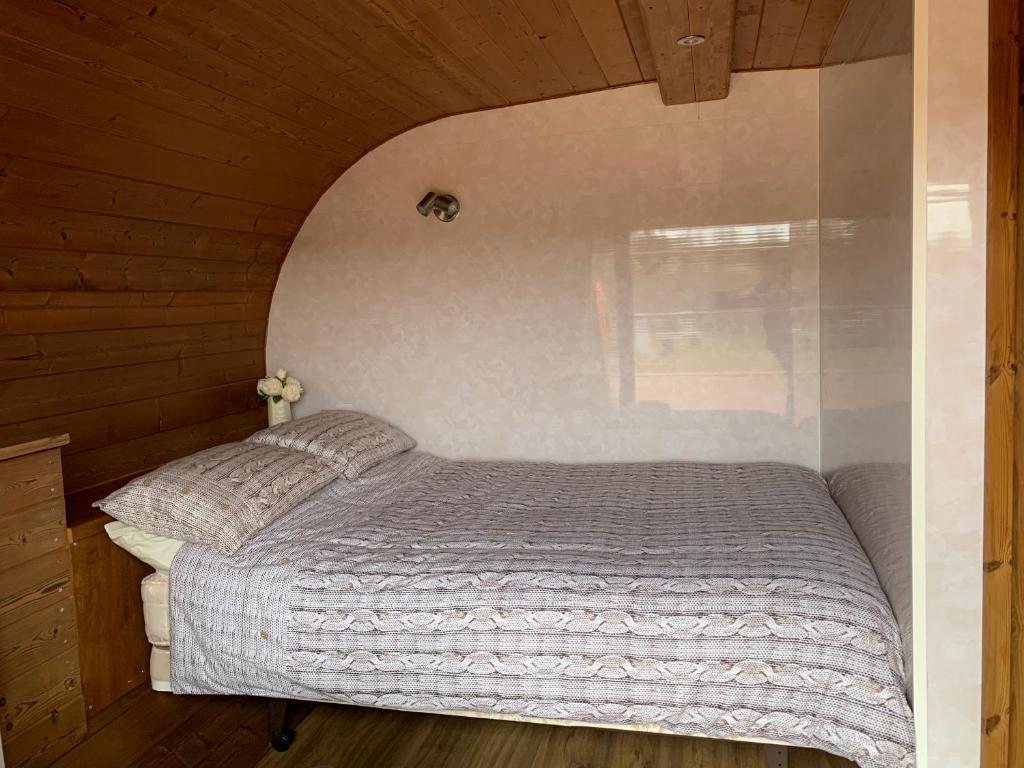 Postel nebo postele na pokoji v ubytování AC/DC Glamping