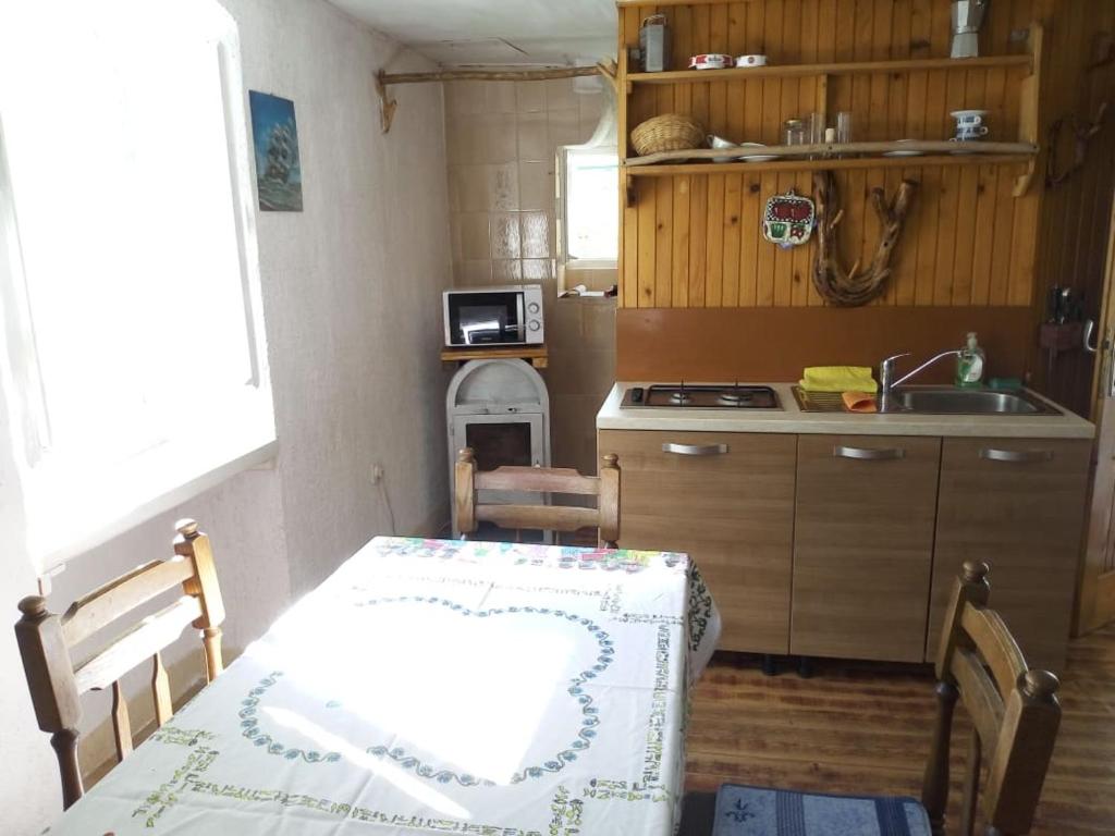 Кухня или мини-кухня в Apartman DINKO
