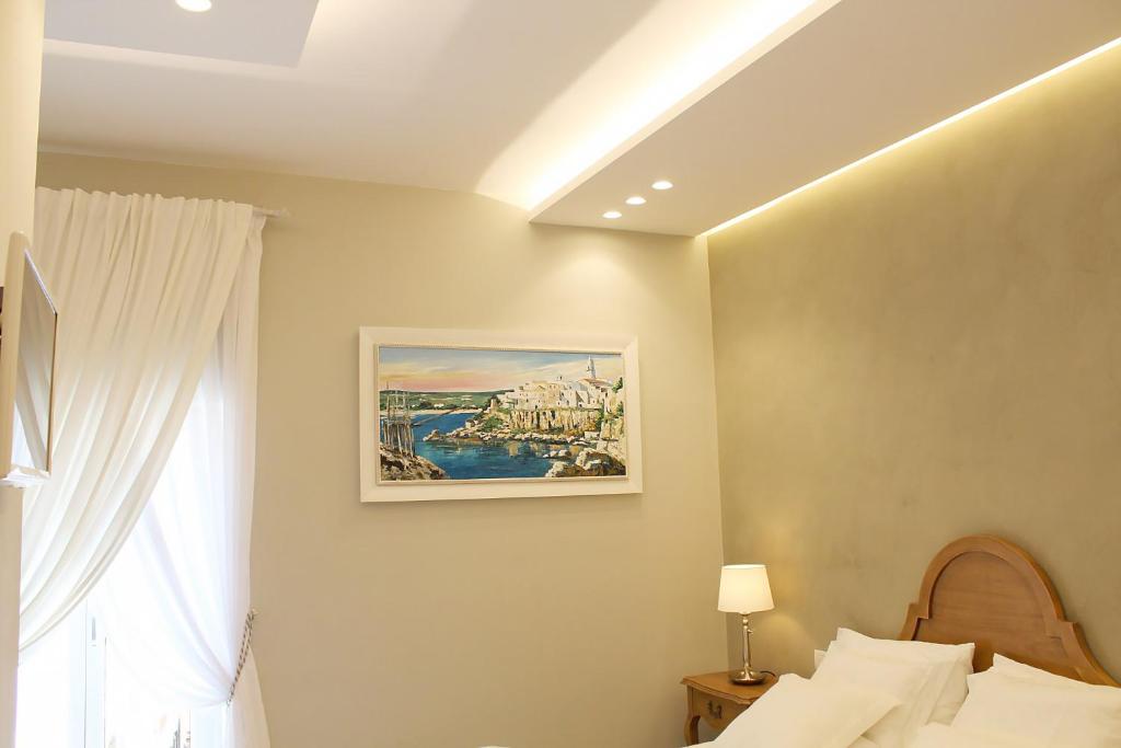 a bedroom with a bed and a painting on the wall at Estlevante B&B in Vieste