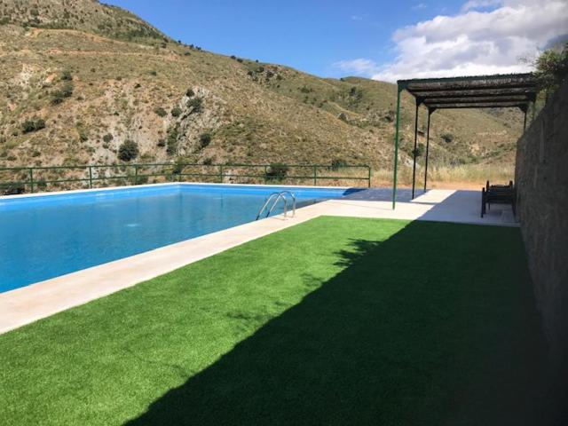 Bazén v ubytování Cortijo El Rancho nebo v jeho okolí