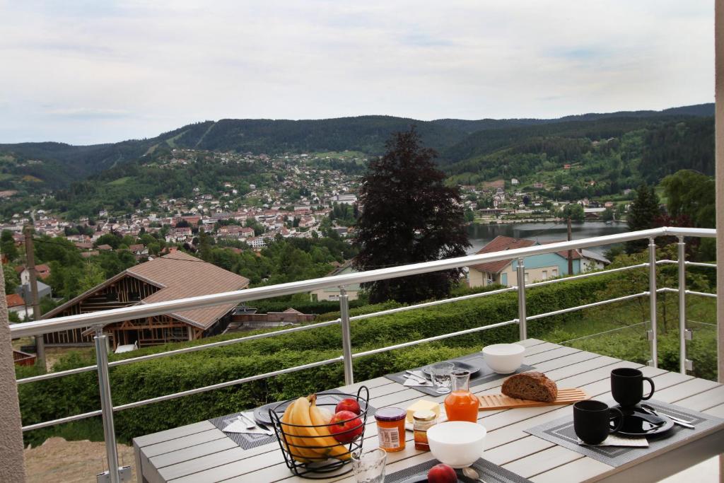 una mesa con comida en la parte superior de un balcón en Le Balcon des Lumières, en Gérardmer