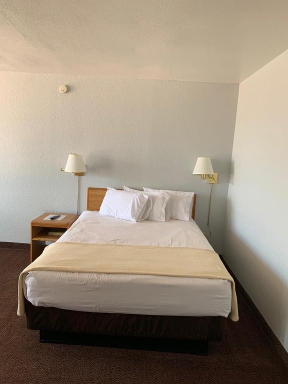 Postel nebo postele na pokoji v ubytování EZ 8 Motel Airporter