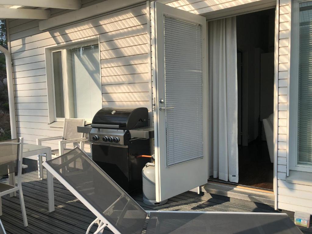 - une terrasse couverte avec un barbecue sur une maison dans l'établissement Villa Kalliorinne, à Jyväskylä