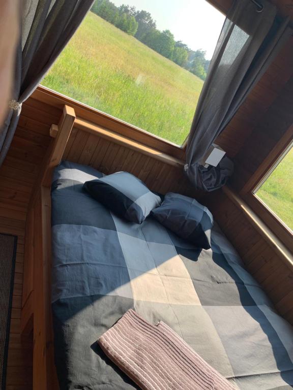 Cama en habitación pequeña con ventana en Labrags Saulrieti en Jūrkalne