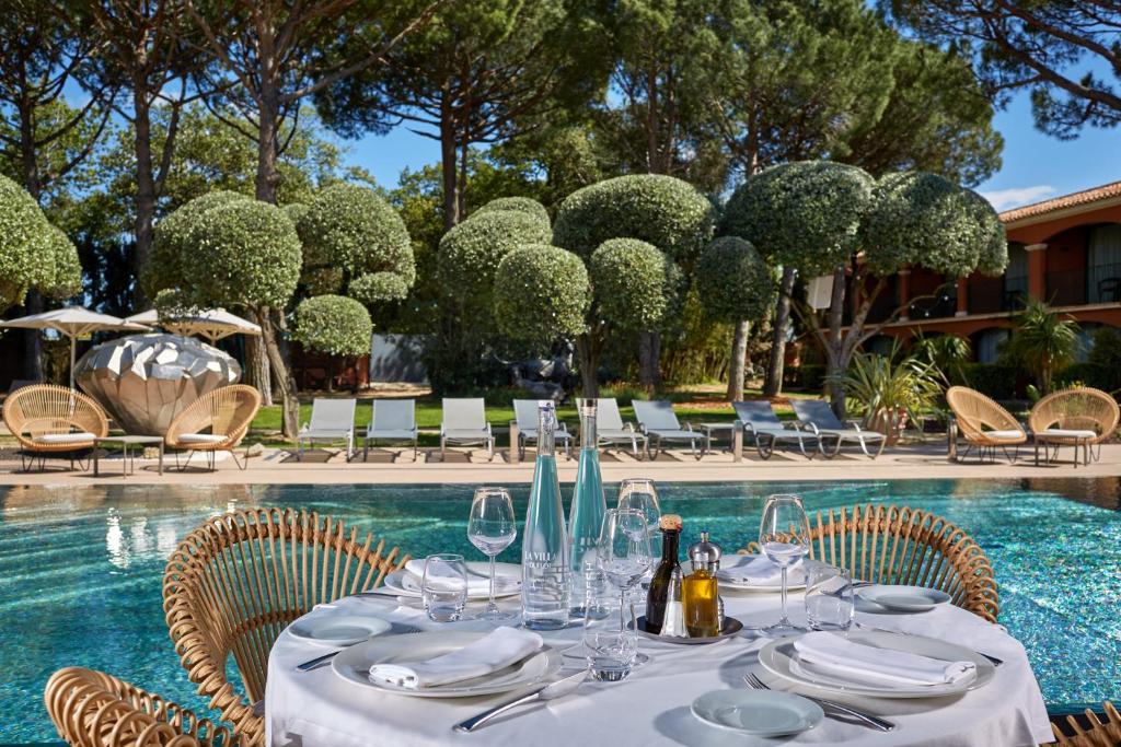 Бассейн в Villa Duflot Hôtel & Spa Perpignan или поблизости