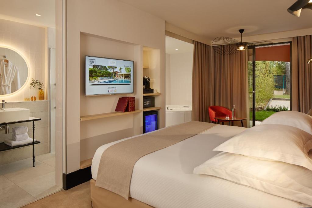 Кровать или кровати в номере Villa Duflot Hôtel & Spa Perpignan