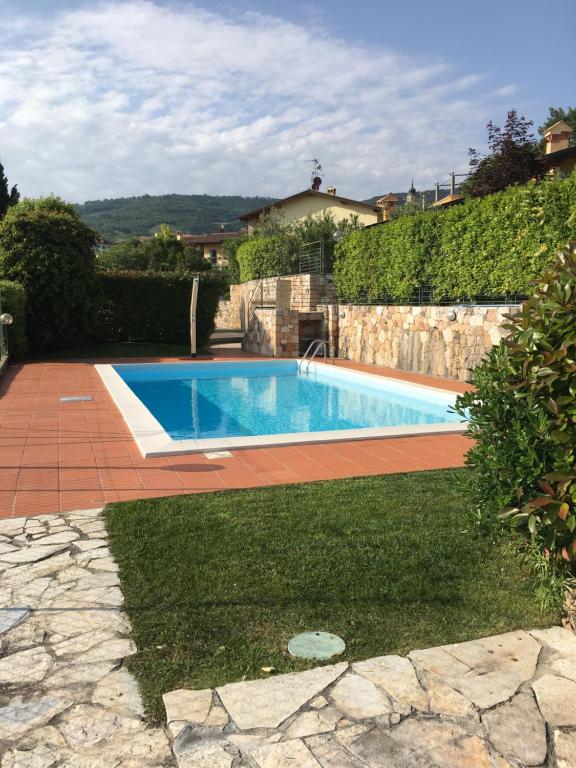 een zwembad in de tuin van een huis bij Appartamento di Felice in Castion Veronese