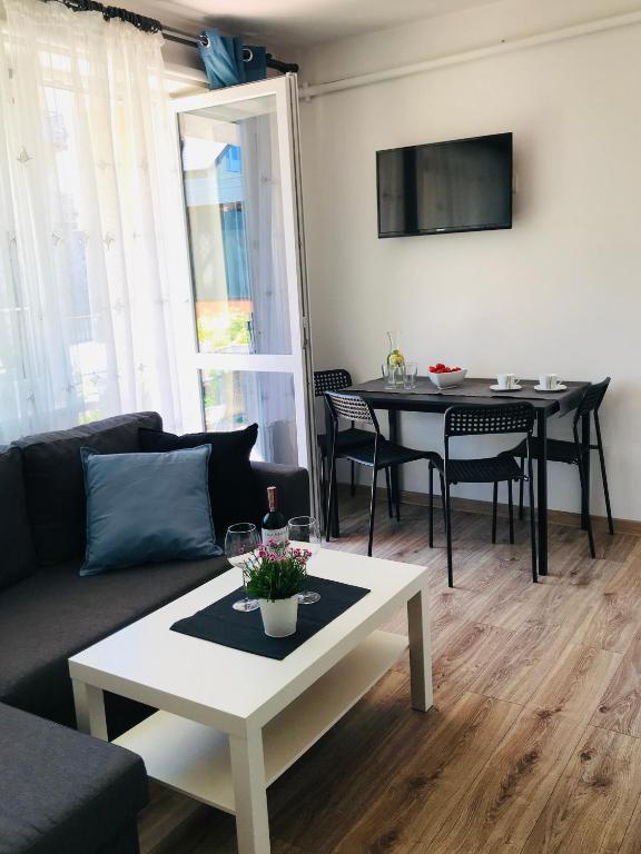 Televízia a/alebo spoločenská miestnosť v ubytovaní Karwia Pokoje & Apartamenty