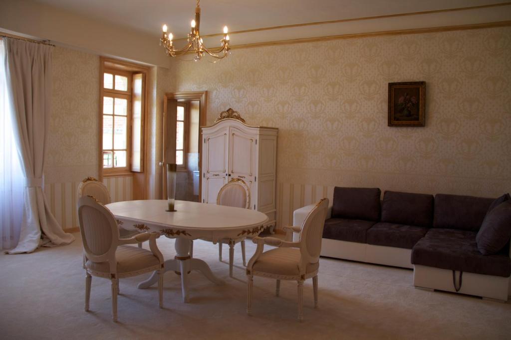 Posezení v ubytování Château de Béguin