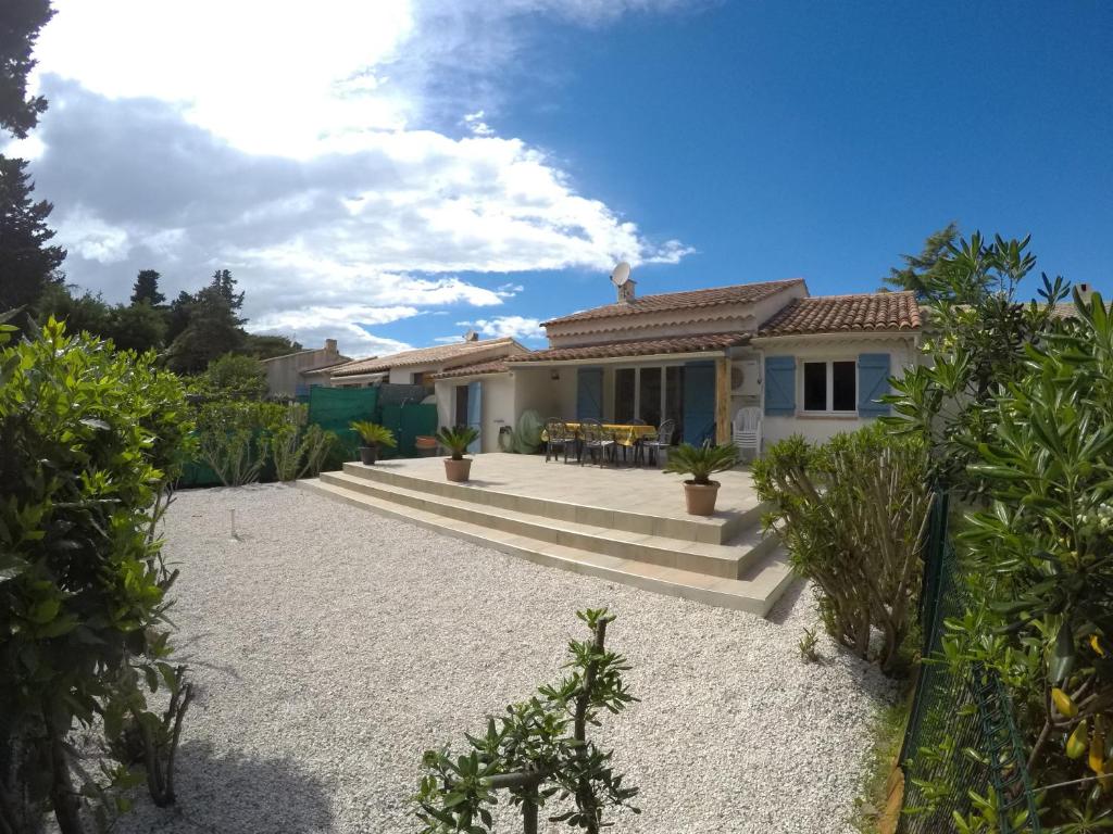 ein Haus mit einem Weg, der auf eine Terrasse führt in der Unterkunft La Garonnette - 150m de la plage in Sainte-Maxime