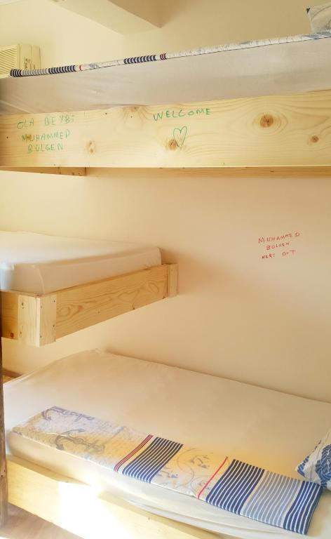 Palanda nebo palandy na pokoji v ubytování Oludeniz Hostel